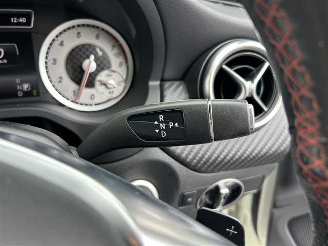 メルセデス・ベンツ Ａ１８０ スポーツ 大阪府 2013(平25)年 3.7万km カルサイトホワイト AMGラインパッケージ/純正ナビ フルセグTV CD DVD BT/バックカメラ/AMG18インチアルミホイール/HIDオートヘッドライト/クルーズコントロール/コーナーセンサー/前後ドラレコ/ETC/ハーフレザーシート/メモリ付きパワーシート/パドルシフト/保証書 取説/禁煙車