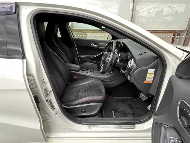 メルセデス・ベンツ Ａ１８０ スポーツ 大阪府 2013(平25)年 3.7万km カルサイトホワイト AMGラインパッケージ/純正ナビ フルセグTV CD DVD BT/バックカメラ/AMG18インチアルミホイール/HIDオートヘッドライト/クルーズコントロール/コーナーセンサー/前後ドラレコ/ETC/ハーフレザーシート/メモリ付きパワーシート/パドルシフト/保証書 取説/禁煙車