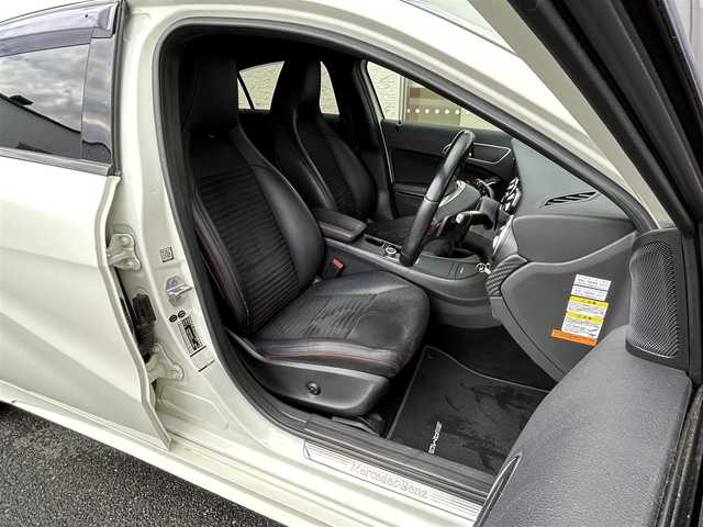 メルセデス・ベンツ Ａ１８０ スポーツ 大阪府 2013(平25)年 3.7万km カルサイトホワイト AMGラインパッケージ/純正ナビ フルセグTV CD DVD BT/バックカメラ/AMG18インチアルミホイール/HIDオートヘッドライト/クルーズコントロール/コーナーセンサー/前後ドラレコ/ETC/ハーフレザーシート/メモリ付きパワーシート/パドルシフト/保証書 取説/禁煙車