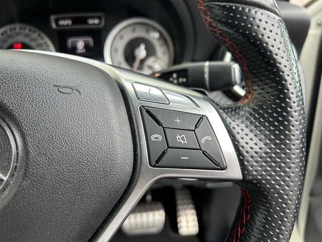 メルセデス・ベンツ Ａ１８０ スポーツ 大阪府 2013(平25)年 3.7万km カルサイトホワイト AMGラインパッケージ/純正ナビ フルセグTV CD DVD BT/バックカメラ/AMG18インチアルミホイール/HIDオートヘッドライト/クルーズコントロール/コーナーセンサー/前後ドラレコ/ETC/ハーフレザーシート/メモリ付きパワーシート/パドルシフト/保証書 取説/禁煙車