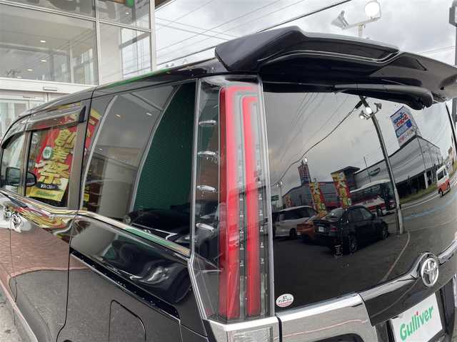 トヨタ エスクァイア Gi 道央・札幌 2019(令1)年 3.6万km ブラック ４WD/純正SDナビ(AM/FM/CD/DVD/BT/SD)/フルセグテレビ(走行中視聴可能)/バックカメラ/アイドリングストップ/ウィンカーミラー/キャプテンシート/クルーズコントロール/ステアリングスイッチ/ドアバイザー/プッシュスタート/両側パワースライドドア/ビルトインETC/前席シートヒーター/レーンキープアシスト/横滑り防止装置/盗難防止装置/オートライト/フォグランプ/防眩ミラー/積込冬タイヤ/　　（純正AW/195/６５R15 19年製溝7ｍｍ）/積込エアロ（ＴＲＤ）