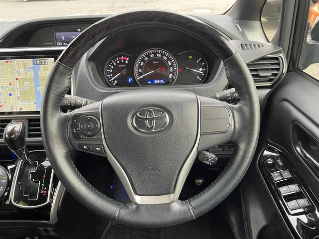 トヨタ エスクァイア Gi 道央・札幌 2019(令1)年 3.6万km ブラック ４WD/純正SDナビ(AM/FM/CD/DVD/BT/SD)/フルセグテレビ(走行中視聴可能)/バックカメラ/アイドリングストップ/ウィンカーミラー/キャプテンシート/クルーズコントロール/ステアリングスイッチ/ドアバイザー/プッシュスタート/両側パワースライドドア/ビルトインETC/前席シートヒーター/レーンキープアシスト/横滑り防止装置/盗難防止装置/オートライト/フォグランプ/防眩ミラー/積込冬タイヤ/　　（純正AW/195/６５R15 19年製溝7ｍｍ）/積込エアロ（ＴＲＤ）