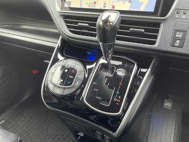 トヨタ エスクァイア Gi 道央・札幌 2019(令1)年 3.6万km ブラック ４WD/純正SDナビ(AM/FM/CD/DVD/BT/SD)/フルセグテレビ(走行中視聴可能)/バックカメラ/アイドリングストップ/ウィンカーミラー/キャプテンシート/クルーズコントロール/ステアリングスイッチ/ドアバイザー/プッシュスタート/両側パワースライドドア/ビルトインETC/前席シートヒーター/レーンキープアシスト/横滑り防止装置/盗難防止装置/オートライト/フォグランプ/防眩ミラー/積込冬タイヤ/　　（純正AW/195/６５R15 19年製溝7ｍｍ）/積込エアロ（ＴＲＤ）