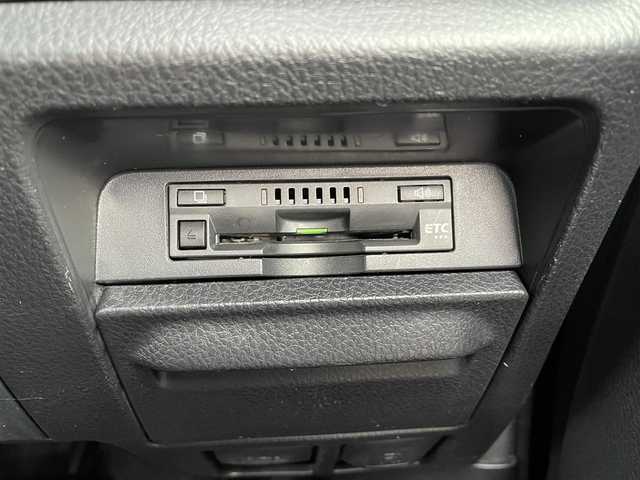 トヨタ エスクァイア Gi 道央・札幌 2019(令1)年 3.6万km ブラック ４WD/純正SDナビ(AM/FM/CD/DVD/BT/SD)/フルセグテレビ(走行中視聴可能)/バックカメラ/アイドリングストップ/ウィンカーミラー/キャプテンシート/クルーズコントロール/ステアリングスイッチ/ドアバイザー/プッシュスタート/両側パワースライドドア/ビルトインETC/前席シートヒーター/レーンキープアシスト/横滑り防止装置/盗難防止装置/オートライト/フォグランプ/防眩ミラー/積込冬タイヤ/　　（純正AW/195/６５R15 19年製溝7ｍｍ）/積込エアロ（ＴＲＤ）