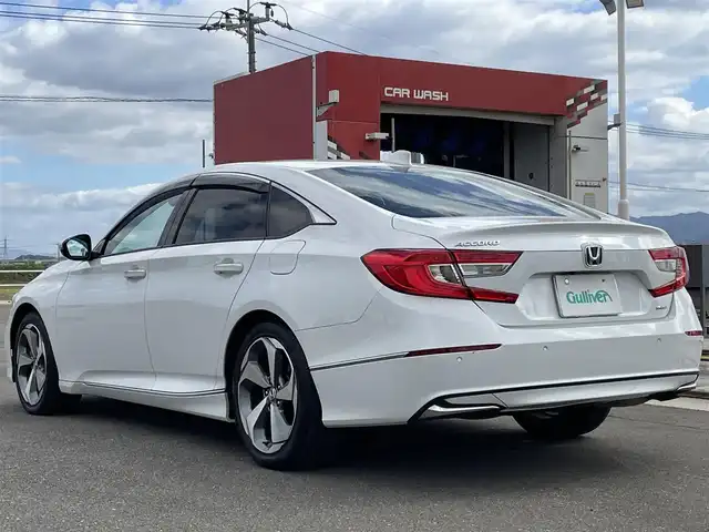 ホンダ アコード EX 佐賀県 2022(令4)年 1.8万km プラチナホワイトパール /サンルーフ//ブラックレザーシート//D・N席パワーシート//ドライビングポジションシステム//全席シートヒーター//ヘッドアップディスプレー//ワイヤレス充電//純正インターナビ//フルセグTV/USB/Bluetooth//AppleCarPlay//バックカメラ//パーキングセンサーシステム//パドルシフト//ETC//ホンダセンシング//ブラインドスポットインフォメーション//路外逸脱抑制機能//後方誤発信抑制機能//衝突軽減ブレーキ//誤発信抑制機能//取扱説明書//保証書