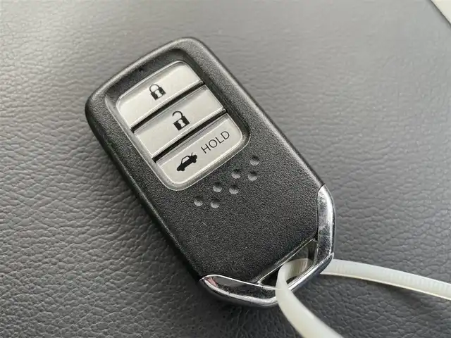 ホンダ アコード EX 佐賀県 2022(令4)年 1.8万km プラチナホワイトパール /サンルーフ//ブラックレザーシート//D・N席パワーシート//ドライビングポジションシステム//全席シートヒーター//ヘッドアップディスプレー//ワイヤレス充電//純正インターナビ//フルセグTV/USB/Bluetooth//AppleCarPlay//バックカメラ//パーキングセンサーシステム//パドルシフト//ETC//ホンダセンシング//ブラインドスポットインフォメーション//路外逸脱抑制機能//後方誤発信抑制機能//衝突軽減ブレーキ//誤発信抑制機能//取扱説明書//保証書