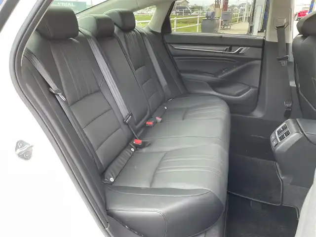 ホンダ アコード EX 佐賀県 2022(令4)年 1.8万km プラチナホワイトパール /サンルーフ//ブラックレザーシート//D・N席パワーシート//ドライビングポジションシステム//全席シートヒーター//ヘッドアップディスプレー//ワイヤレス充電//純正インターナビ//フルセグTV/USB/Bluetooth//AppleCarPlay//バックカメラ//パーキングセンサーシステム//パドルシフト//ETC//ホンダセンシング//ブラインドスポットインフォメーション//路外逸脱抑制機能//後方誤発信抑制機能//衝突軽減ブレーキ//誤発信抑制機能//取扱説明書//保証書