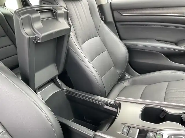 ホンダ アコード EX 佐賀県 2022(令4)年 1.8万km プラチナホワイトパール /サンルーフ//ブラックレザーシート//D・N席パワーシート//ドライビングポジションシステム//全席シートヒーター//ヘッドアップディスプレー//ワイヤレス充電//純正インターナビ//フルセグTV/USB/Bluetooth//AppleCarPlay//バックカメラ//パーキングセンサーシステム//パドルシフト//ETC//ホンダセンシング//ブラインドスポットインフォメーション//路外逸脱抑制機能//後方誤発信抑制機能//衝突軽減ブレーキ//誤発信抑制機能//取扱説明書//保証書