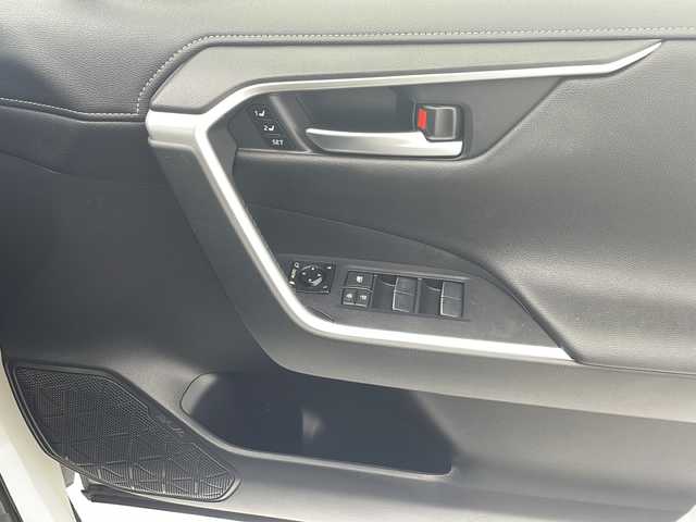 トヨタ ＲＡＶ４ ハイブリットG 沖縄県 2019(令1)年 3.8万km ホワイトパールクリスタルシャイン 禁煙車　/社外ナビ【MDV-M906HDL】/（ＡＭ／ＦＭ／ＣＤ／ＤＶＤ／ＢＴ）/フルセグＴＶ/衝突軽減装置　/横滑り防止機能/盗難防止装置/レーンキープアシスト/クルーズコントロール/バックカメラ/シートヒーター　/シートメモリー　/ステアリングヒーター　/サンルーフ　/パワーバックドア　/前後ドラレコ/ビルトインETC/純正18インチアルミホイール/プッシュスタート/スマートキー