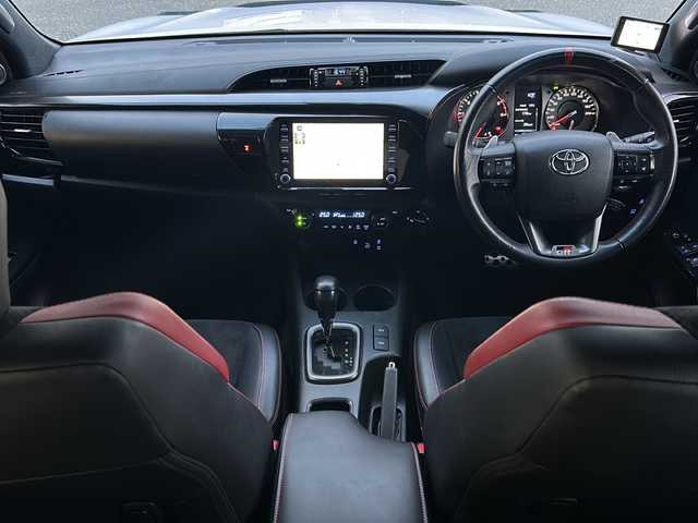 トヨタ ハイラックス Z GRスポーツ 岐阜県 2022(令4)年 6.3万km スーパーホワイトⅡ /ワンオーナー//純正8インチディスプレイオーディオ(ナビ付き)/(AM/FM/BT/USB/Mira cast)//4WD//プリクラッシュセーフティ//レーンディパーチャーアラート//レーダークルーズコントロール//ロードサインアシスト//先行車発進告知機能//GR SPORT/(専用グリル)/(専用フロントバンパー)/(専用本革巻きステアリング)/(専用シフトノブ)/(専用オプティトロンメーター)/(専用エンジンスイッチ)//360°カメラ//前方ドライブレコーダー(不良)//後方ドライブレコーダー//社外レーダー探知機//社外トランクカバー//純正マッドガード//純正ドアバイザー//純正LEDヘッドライト//純正18インチアルミホイール//スペアキー×1&エンジンスターター//ETC
