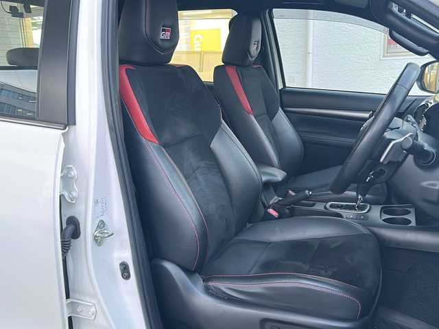 トヨタ ハイラックス Z GRスポーツ 岐阜県 2022(令4)年 6.3万km スーパーホワイトⅡ /ワンオーナー//純正8インチディスプレイオーディオ(ナビ付き)/(AM/FM/BT/USB/Mira cast)//4WD//プリクラッシュセーフティ//レーンディパーチャーアラート//レーダークルーズコントロール//ロードサインアシスト//先行車発進告知機能//GR SPORT/(専用グリル)/(専用フロントバンパー)/(専用本革巻きステアリング)/(専用シフトノブ)/(専用オプティトロンメーター)/(専用エンジンスイッチ)//360°カメラ//前方ドライブレコーダー(不良)//後方ドライブレコーダー//社外レーダー探知機//社外トランクカバー//純正マッドガード//純正ドアバイザー//純正LEDヘッドライト//純正18インチアルミホイール//スペアキー×1&エンジンスターター//ETC