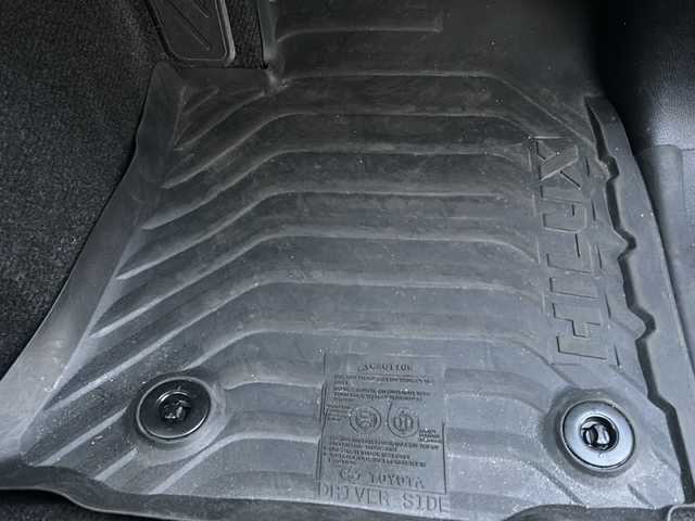 トヨタ ハイラックス Z GRスポーツ 岐阜県 2022(令4)年 6.3万km スーパーホワイトⅡ /ワンオーナー//純正8インチディスプレイオーディオ(ナビ付き)/(AM/FM/BT/USB/Mira cast)//4WD//プリクラッシュセーフティ//レーンディパーチャーアラート//レーダークルーズコントロール//ロードサインアシスト//先行車発進告知機能//GR SPORT/(専用グリル)/(専用フロントバンパー)/(専用本革巻きステアリング)/(専用シフトノブ)/(専用オプティトロンメーター)/(専用エンジンスイッチ)//360°カメラ//前方ドライブレコーダー(不良)//後方ドライブレコーダー//社外レーダー探知機//社外トランクカバー//純正マッドガード//純正ドアバイザー//純正LEDヘッドライト//純正18インチアルミホイール//スペアキー×1&エンジンスターター//ETC