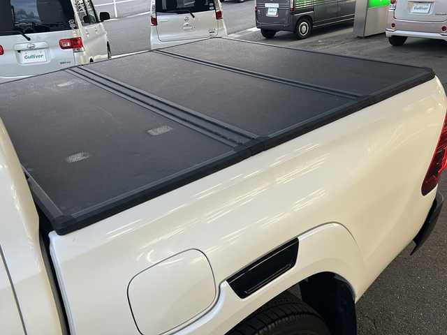 トヨタ ハイラックス Z GRスポーツ 岐阜県 2022(令4)年 6.3万km スーパーホワイトⅡ /ワンオーナー//純正8インチディスプレイオーディオ(ナビ付き)/(AM/FM/BT/USB/Mira cast)//4WD//プリクラッシュセーフティ//レーンディパーチャーアラート//レーダークルーズコントロール//ロードサインアシスト//先行車発進告知機能//GR SPORT/(専用グリル)/(専用フロントバンパー)/(専用本革巻きステアリング)/(専用シフトノブ)/(専用オプティトロンメーター)/(専用エンジンスイッチ)//360°カメラ//前方ドライブレコーダー(不良)//後方ドライブレコーダー//社外レーダー探知機//社外トランクカバー//純正マッドガード//純正ドアバイザー//純正LEDヘッドライト//純正18インチアルミホイール//スペアキー×1&エンジンスターター//ETC