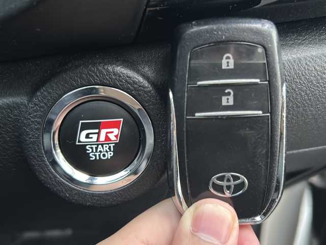 トヨタ ハイラックス Z GRスポーツ 岐阜県 2022(令4)年 6.3万km スーパーホワイトⅡ /ワンオーナー//純正8インチディスプレイオーディオ(ナビ付き)/(AM/FM/BT/USB/Mira cast)//4WD//プリクラッシュセーフティ//レーンディパーチャーアラート//レーダークルーズコントロール//ロードサインアシスト//先行車発進告知機能//GR SPORT/(専用グリル)/(専用フロントバンパー)/(専用本革巻きステアリング)/(専用シフトノブ)/(専用オプティトロンメーター)/(専用エンジンスイッチ)//360°カメラ//前方ドライブレコーダー(不良)//後方ドライブレコーダー//社外レーダー探知機//社外トランクカバー//純正マッドガード//純正ドアバイザー//純正LEDヘッドライト//純正18インチアルミホイール//スペアキー×1&エンジンスターター//ETC