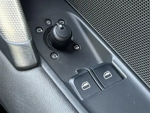 アウディ ＴＴクーペ 2．0 TFSI 静岡県 2015(平27)年 5.7万km ブリリアントレッド バーチャルコックピット/MMIナビ/(Bluetooth/AUX/USB/フルセグ)/デラックスオートマチックエアコンディショナー/ドライブセレクト/パーキングアシスト/本革巻き3スポークスポーツステアリングホイール/リヤスポイラー/スポーツシート/フューエルキャップ/LEDヘッドライト/ETC/純正17インチアルミホイール/純正フロアマット/スマートキー