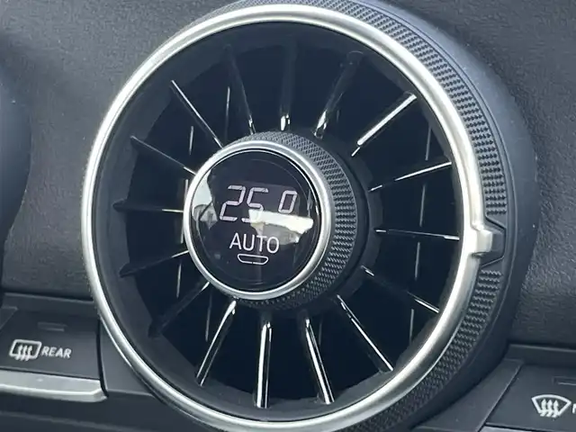 アウディ ＴＴクーペ 2．0 TFSI 静岡県 2015(平27)年 5.7万km ブリリアントレッド バーチャルコックピット/MMIナビ/(Bluetooth/AUX/USB/フルセグ)/デラックスオートマチックエアコンディショナー/ドライブセレクト/パーキングアシスト/本革巻き3スポークスポーツステアリングホイール/リヤスポイラー/スポーツシート/フューエルキャップ/LEDヘッドライト/ETC/純正17インチアルミホイール/純正フロアマット/スマートキー