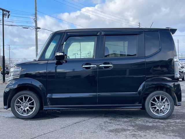 ホンダ Ｎ ＢＯＸ カスタム G Lパッケージ 道央・札幌 2016(平28)年 8.4万km スマートブラック ４ＷＤ/社外ナビ/【ＣＤ／ＤＶＤ／ＢＴ／フルセグＴＶ／iＰｏｄ／ＵＳＢ】/バックカメラ/前席シートヒーター/ＨＩＤ/フォグランプ/オートライト/片側パワースライドドア/ステアリングスイッチ/ＥＴＣ/電動格納ミラー/ドアミラーヒーター/社外エンジンスターター/社外ＡＷ付夏タイヤ積み込み