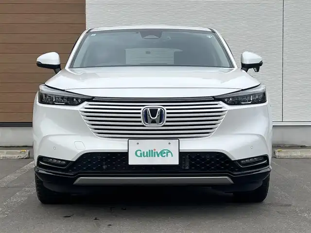 ホンダ ヴェゼル ハイブリッド e:HEV Z 秋田県 2021(令3)年 3.7万km プラチナホワイトパール ４WD/衝突軽減システム/LEDヘッドライト/社外１８インチアルミ（冬タイヤ装着）/スマートキー/アイドリングストップ/プッシュスタート/コーナーセンサー/クルーズコントロール追従走行あり/ダウンヒルアシストコントロール/オートマチックハイビーム/レーンキープアシスト/ブラインドスポットモニター/ステアリングスイッチ/ステアリングヒーター/パドルシフト/前席シートヒーター/ビルトインETC/ドライブレコーダー/電動リアゲート/電動パーキングブレーキ/オートブレーキホールド機能/社外フロアマット/社外ドアバイザー/オートライト/オートエアコン/パワーステアリング/パワーウィンドウ/横滑り防止/盗難防止装置/寒冷地仕様/電動格納ウィンカーミラー