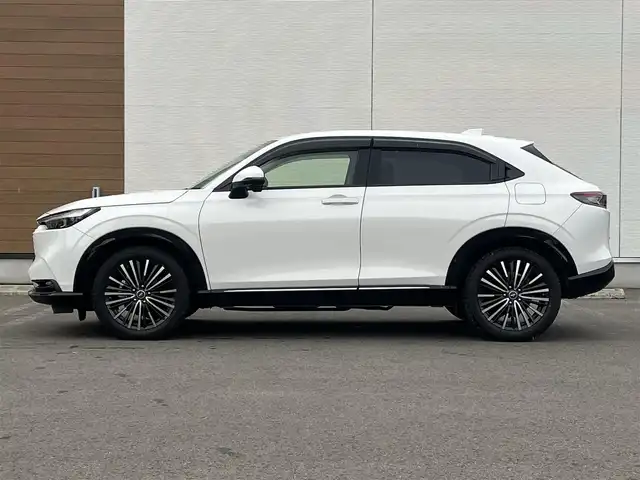 ホンダ ヴェゼル ハイブリッド e:HEV Z 秋田県 2021(令3)年 3.7万km プラチナホワイトパール ４WD/衝突軽減システム/LEDヘッドライト/社外１８インチアルミ（冬タイヤ装着）/スマートキー/アイドリングストップ/プッシュスタート/コーナーセンサー/クルーズコントロール追従走行あり/ダウンヒルアシストコントロール/オートマチックハイビーム/レーンキープアシスト/ブラインドスポットモニター/ステアリングスイッチ/ステアリングヒーター/パドルシフト/前席シートヒーター/ビルトインETC/ドライブレコーダー/電動リアゲート/電動パーキングブレーキ/オートブレーキホールド機能/社外フロアマット/社外ドアバイザー/オートライト/オートエアコン/パワーステアリング/パワーウィンドウ/横滑り防止/盗難防止装置/寒冷地仕様/電動格納ウィンカーミラー