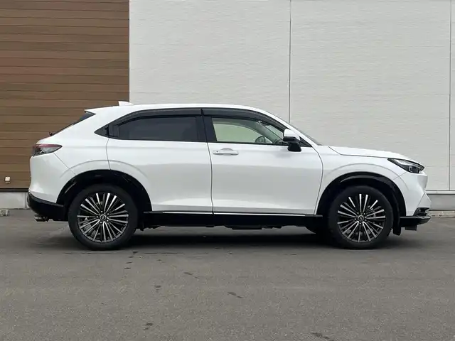 ホンダ ヴェゼル ハイブリッド e:HEV Z 秋田県 2021(令3)年 3.7万km プラチナホワイトパール ４WD/衝突軽減システム/LEDヘッドライト/社外１８インチアルミ（冬タイヤ装着）/スマートキー/アイドリングストップ/プッシュスタート/コーナーセンサー/クルーズコントロール追従走行あり/ダウンヒルアシストコントロール/オートマチックハイビーム/レーンキープアシスト/ブラインドスポットモニター/ステアリングスイッチ/ステアリングヒーター/パドルシフト/前席シートヒーター/ビルトインETC/ドライブレコーダー/電動リアゲート/電動パーキングブレーキ/オートブレーキホールド機能/社外フロアマット/社外ドアバイザー/オートライト/オートエアコン/パワーステアリング/パワーウィンドウ/横滑り防止/盗難防止装置/寒冷地仕様/電動格納ウィンカーミラー