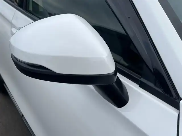 ホンダ ヴェゼル ハイブリッド e:HEV Z 秋田県 2021(令3)年 3.7万km プラチナホワイトパール ４WD/衝突軽減システム/LEDヘッドライト/社外１８インチアルミ（冬タイヤ装着）/スマートキー/アイドリングストップ/プッシュスタート/コーナーセンサー/クルーズコントロール追従走行あり/ダウンヒルアシストコントロール/オートマチックハイビーム/レーンキープアシスト/ブラインドスポットモニター/ステアリングスイッチ/ステアリングヒーター/パドルシフト/前席シートヒーター/ビルトインETC/ドライブレコーダー/電動リアゲート/電動パーキングブレーキ/オートブレーキホールド機能/社外フロアマット/社外ドアバイザー/オートライト/オートエアコン/パワーステアリング/パワーウィンドウ/横滑り防止/盗難防止装置/寒冷地仕様/電動格納ウィンカーミラー