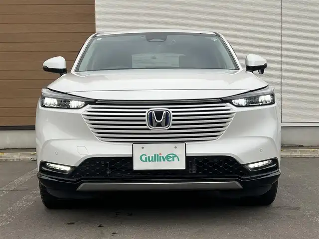 ホンダ ヴェゼル ハイブリッド e:HEV Z 秋田県 2021(令3)年 3.7万km プラチナホワイトパール ４WD/衝突軽減システム/LEDヘッドライト/社外１８インチアルミ（冬タイヤ装着）/スマートキー/アイドリングストップ/プッシュスタート/コーナーセンサー/クルーズコントロール追従走行あり/ダウンヒルアシストコントロール/オートマチックハイビーム/レーンキープアシスト/ブラインドスポットモニター/ステアリングスイッチ/ステアリングヒーター/パドルシフト/前席シートヒーター/ビルトインETC/ドライブレコーダー/電動リアゲート/電動パーキングブレーキ/オートブレーキホールド機能/社外フロアマット/社外ドアバイザー/オートライト/オートエアコン/パワーステアリング/パワーウィンドウ/横滑り防止/盗難防止装置/寒冷地仕様/電動格納ウィンカーミラー