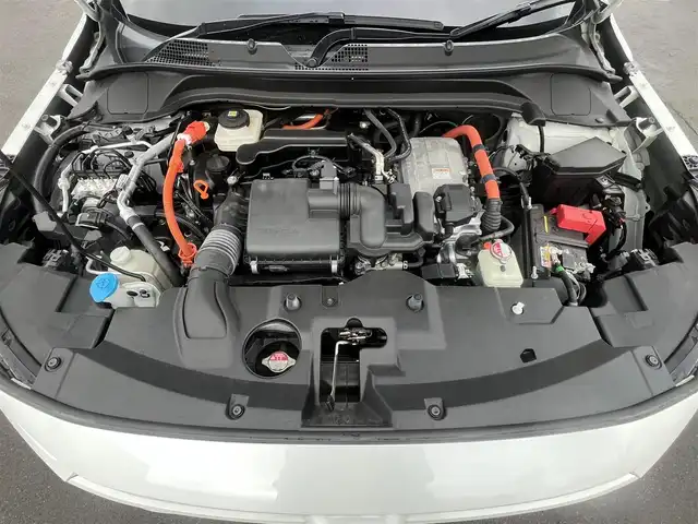 ホンダ ヴェゼル ハイブリッド e:HEV Z 秋田県 2021(令3)年 3.7万km プラチナホワイトパール ４WD/衝突軽減システム/LEDヘッドライト/社外１８インチアルミ（冬タイヤ装着）/スマートキー/アイドリングストップ/プッシュスタート/コーナーセンサー/クルーズコントロール追従走行あり/ダウンヒルアシストコントロール/オートマチックハイビーム/レーンキープアシスト/ブラインドスポットモニター/ステアリングスイッチ/ステアリングヒーター/パドルシフト/前席シートヒーター/ビルトインETC/ドライブレコーダー/電動リアゲート/電動パーキングブレーキ/オートブレーキホールド機能/社外フロアマット/社外ドアバイザー/オートライト/オートエアコン/パワーステアリング/パワーウィンドウ/横滑り防止/盗難防止装置/寒冷地仕様/電動格納ウィンカーミラー