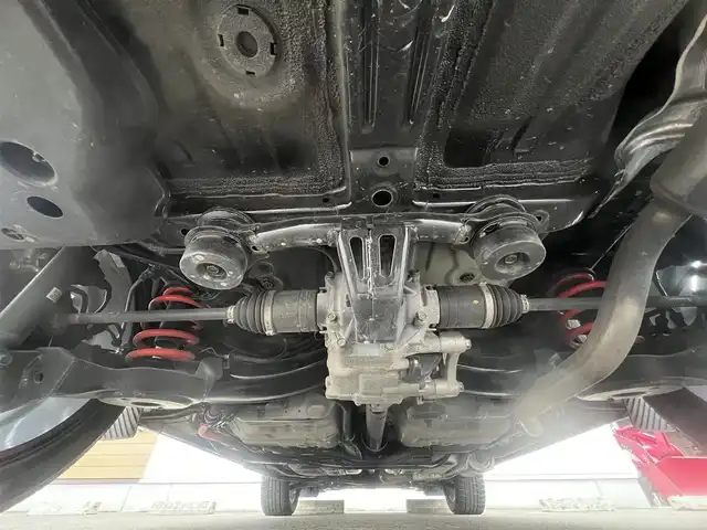 ホンダ ヴェゼル ハイブリッド e:HEV Z 秋田県 2021(令3)年 3.7万km プラチナホワイトパール ４WD/衝突軽減システム/LEDヘッドライト/社外１８インチアルミ（冬タイヤ装着）/スマートキー/アイドリングストップ/プッシュスタート/コーナーセンサー/クルーズコントロール追従走行あり/ダウンヒルアシストコントロール/オートマチックハイビーム/レーンキープアシスト/ブラインドスポットモニター/ステアリングスイッチ/ステアリングヒーター/パドルシフト/前席シートヒーター/ビルトインETC/ドライブレコーダー/電動リアゲート/電動パーキングブレーキ/オートブレーキホールド機能/社外フロアマット/社外ドアバイザー/オートライト/オートエアコン/パワーステアリング/パワーウィンドウ/横滑り防止/盗難防止装置/寒冷地仕様/電動格納ウィンカーミラー