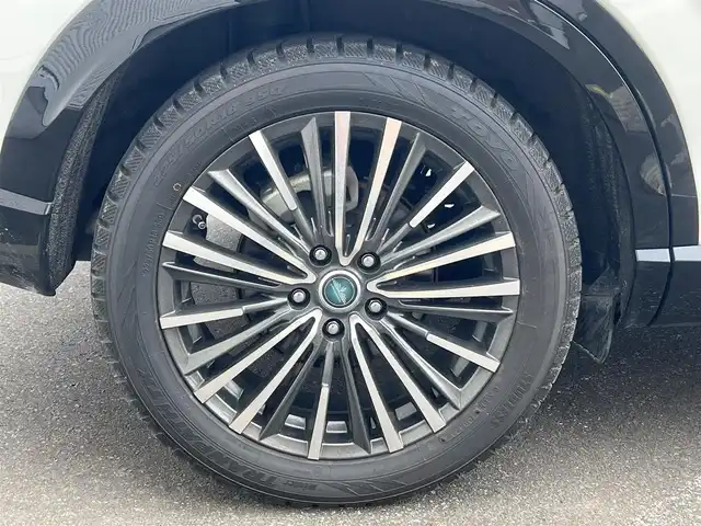 ホンダ ヴェゼル ハイブリッド e:HEV Z 秋田県 2021(令3)年 3.7万km プラチナホワイトパール ４WD/衝突軽減システム/LEDヘッドライト/社外１８インチアルミ（冬タイヤ装着）/スマートキー/アイドリングストップ/プッシュスタート/コーナーセンサー/クルーズコントロール追従走行あり/ダウンヒルアシストコントロール/オートマチックハイビーム/レーンキープアシスト/ブラインドスポットモニター/ステアリングスイッチ/ステアリングヒーター/パドルシフト/前席シートヒーター/ビルトインETC/ドライブレコーダー/電動リアゲート/電動パーキングブレーキ/オートブレーキホールド機能/社外フロアマット/社外ドアバイザー/オートライト/オートエアコン/パワーステアリング/パワーウィンドウ/横滑り防止/盗難防止装置/寒冷地仕様/電動格納ウィンカーミラー