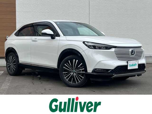 ホンダ ヴェゼル ハイブリッド e:HEV Z 秋田県 2021(令3)年 3.7万km プラチナホワイトパール ４WD/衝突軽減システム/LEDヘッドライト/社外１８インチアルミ（冬タイヤ装着）/スマートキー/アイドリングストップ/プッシュスタート/コーナーセンサー/クルーズコントロール追従走行あり/ダウンヒルアシストコントロール/オートマチックハイビーム/レーンキープアシスト/ブラインドスポットモニター/ステアリングスイッチ/ステアリングヒーター/パドルシフト/前席シートヒーター/ビルトインETC/ドライブレコーダー/電動リアゲート/電動パーキングブレーキ/オートブレーキホールド機能/社外フロアマット/社外ドアバイザー/オートライト/オートエアコン/パワーステアリング/パワーウィンドウ/横滑り防止/盗難防止装置/寒冷地仕様/電動格納ウィンカーミラー