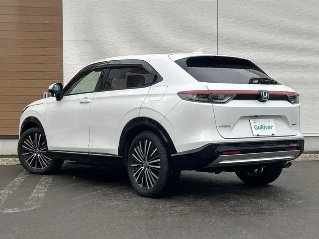 ホンダ ヴェゼル ハイブリッド e:HEV Z 秋田県 2021(令3)年 3.7万km プラチナホワイトパール ４WD/衝突軽減システム/LEDヘッドライト/社外１８インチアルミ（冬タイヤ装着）/スマートキー/アイドリングストップ/プッシュスタート/コーナーセンサー/クルーズコントロール追従走行あり/ダウンヒルアシストコントロール/オートマチックハイビーム/レーンキープアシスト/ブラインドスポットモニター/ステアリングスイッチ/ステアリングヒーター/パドルシフト/前席シートヒーター/ビルトインETC/ドライブレコーダー/電動リアゲート/電動パーキングブレーキ/オートブレーキホールド機能/社外フロアマット/社外ドアバイザー/オートライト/オートエアコン/パワーステアリング/パワーウィンドウ/横滑り防止/盗難防止装置/寒冷地仕様/電動格納ウィンカーミラー
