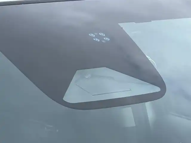 ホンダ ヴェゼル ハイブリッド e:HEV Z 秋田県 2021(令3)年 3.7万km プラチナホワイトパール ４WD/衝突軽減システム/LEDヘッドライト/社外１８インチアルミ（冬タイヤ装着）/スマートキー/アイドリングストップ/プッシュスタート/コーナーセンサー/クルーズコントロール追従走行あり/ダウンヒルアシストコントロール/オートマチックハイビーム/レーンキープアシスト/ブラインドスポットモニター/ステアリングスイッチ/ステアリングヒーター/パドルシフト/前席シートヒーター/ビルトインETC/ドライブレコーダー/電動リアゲート/電動パーキングブレーキ/オートブレーキホールド機能/社外フロアマット/社外ドアバイザー/オートライト/オートエアコン/パワーステアリング/パワーウィンドウ/横滑り防止/盗難防止装置/寒冷地仕様/電動格納ウィンカーミラー