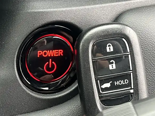 ホンダ ヴェゼル ハイブリッド e:HEV Z 秋田県 2021(令3)年 3.7万km プラチナホワイトパール ４WD/衝突軽減システム/LEDヘッドライト/社外１８インチアルミ（冬タイヤ装着）/スマートキー/アイドリングストップ/プッシュスタート/コーナーセンサー/クルーズコントロール追従走行あり/ダウンヒルアシストコントロール/オートマチックハイビーム/レーンキープアシスト/ブラインドスポットモニター/ステアリングスイッチ/ステアリングヒーター/パドルシフト/前席シートヒーター/ビルトインETC/ドライブレコーダー/電動リアゲート/電動パーキングブレーキ/オートブレーキホールド機能/社外フロアマット/社外ドアバイザー/オートライト/オートエアコン/パワーステアリング/パワーウィンドウ/横滑り防止/盗難防止装置/寒冷地仕様/電動格納ウィンカーミラー