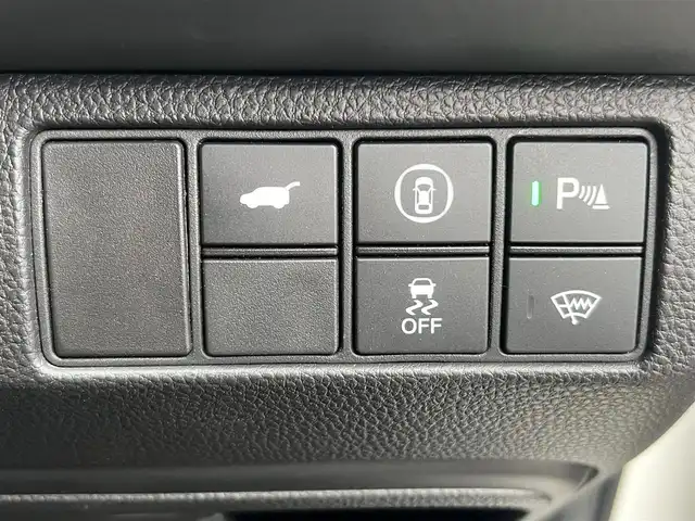 ホンダ ヴェゼル ハイブリッド e:HEV Z 秋田県 2021(令3)年 3.7万km プラチナホワイトパール ４WD/衝突軽減システム/LEDヘッドライト/社外１８インチアルミ（冬タイヤ装着）/スマートキー/アイドリングストップ/プッシュスタート/コーナーセンサー/クルーズコントロール追従走行あり/ダウンヒルアシストコントロール/オートマチックハイビーム/レーンキープアシスト/ブラインドスポットモニター/ステアリングスイッチ/ステアリングヒーター/パドルシフト/前席シートヒーター/ビルトインETC/ドライブレコーダー/電動リアゲート/電動パーキングブレーキ/オートブレーキホールド機能/社外フロアマット/社外ドアバイザー/オートライト/オートエアコン/パワーステアリング/パワーウィンドウ/横滑り防止/盗難防止装置/寒冷地仕様/電動格納ウィンカーミラー