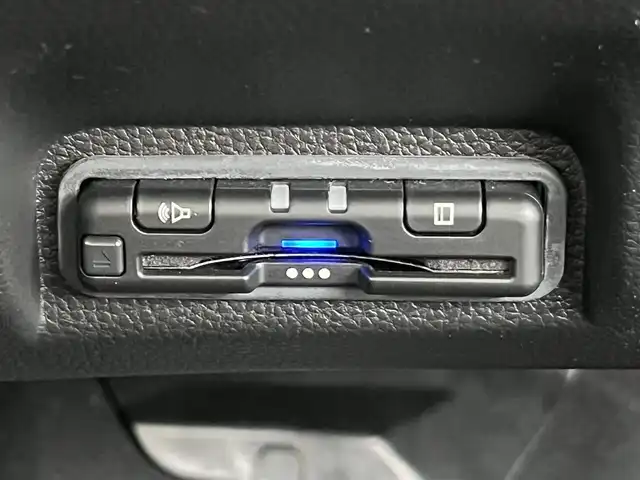 ホンダ ヴェゼル ハイブリッド e:HEV Z 秋田県 2021(令3)年 3.7万km プラチナホワイトパール ４WD/衝突軽減システム/LEDヘッドライト/社外１８インチアルミ（冬タイヤ装着）/スマートキー/アイドリングストップ/プッシュスタート/コーナーセンサー/クルーズコントロール追従走行あり/ダウンヒルアシストコントロール/オートマチックハイビーム/レーンキープアシスト/ブラインドスポットモニター/ステアリングスイッチ/ステアリングヒーター/パドルシフト/前席シートヒーター/ビルトインETC/ドライブレコーダー/電動リアゲート/電動パーキングブレーキ/オートブレーキホールド機能/社外フロアマット/社外ドアバイザー/オートライト/オートエアコン/パワーステアリング/パワーウィンドウ/横滑り防止/盗難防止装置/寒冷地仕様/電動格納ウィンカーミラー