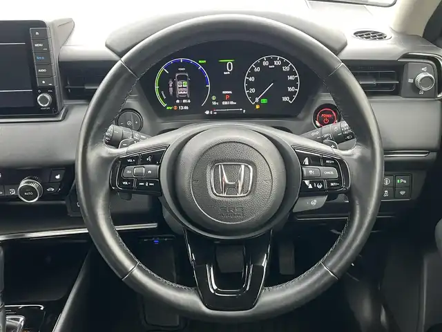 ホンダ ヴェゼル ハイブリッド e:HEV Z 秋田県 2021(令3)年 3.7万km プラチナホワイトパール ４WD/衝突軽減システム/LEDヘッドライト/社外１８インチアルミ（冬タイヤ装着）/スマートキー/アイドリングストップ/プッシュスタート/コーナーセンサー/クルーズコントロール追従走行あり/ダウンヒルアシストコントロール/オートマチックハイビーム/レーンキープアシスト/ブラインドスポットモニター/ステアリングスイッチ/ステアリングヒーター/パドルシフト/前席シートヒーター/ビルトインETC/ドライブレコーダー/電動リアゲート/電動パーキングブレーキ/オートブレーキホールド機能/社外フロアマット/社外ドアバイザー/オートライト/オートエアコン/パワーステアリング/パワーウィンドウ/横滑り防止/盗難防止装置/寒冷地仕様/電動格納ウィンカーミラー