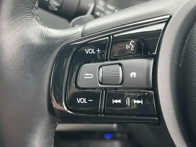 ホンダ ヴェゼル ハイブリッド e:HEV Z 秋田県 2021(令3)年 3.7万km プラチナホワイトパール ４WD/衝突軽減システム/LEDヘッドライト/社外１８インチアルミ（冬タイヤ装着）/スマートキー/アイドリングストップ/プッシュスタート/コーナーセンサー/クルーズコントロール追従走行あり/ダウンヒルアシストコントロール/オートマチックハイビーム/レーンキープアシスト/ブラインドスポットモニター/ステアリングスイッチ/ステアリングヒーター/パドルシフト/前席シートヒーター/ビルトインETC/ドライブレコーダー/電動リアゲート/電動パーキングブレーキ/オートブレーキホールド機能/社外フロアマット/社外ドアバイザー/オートライト/オートエアコン/パワーステアリング/パワーウィンドウ/横滑り防止/盗難防止装置/寒冷地仕様/電動格納ウィンカーミラー