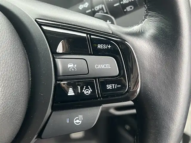 ホンダ ヴェゼル ハイブリッド e:HEV Z 秋田県 2021(令3)年 3.7万km プラチナホワイトパール ４WD/衝突軽減システム/LEDヘッドライト/社外１８インチアルミ（冬タイヤ装着）/スマートキー/アイドリングストップ/プッシュスタート/コーナーセンサー/クルーズコントロール追従走行あり/ダウンヒルアシストコントロール/オートマチックハイビーム/レーンキープアシスト/ブラインドスポットモニター/ステアリングスイッチ/ステアリングヒーター/パドルシフト/前席シートヒーター/ビルトインETC/ドライブレコーダー/電動リアゲート/電動パーキングブレーキ/オートブレーキホールド機能/社外フロアマット/社外ドアバイザー/オートライト/オートエアコン/パワーステアリング/パワーウィンドウ/横滑り防止/盗難防止装置/寒冷地仕様/電動格納ウィンカーミラー