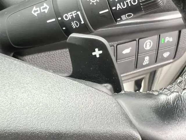 ホンダ ヴェゼル ハイブリッド e:HEV Z 秋田県 2021(令3)年 3.7万km プラチナホワイトパール ４WD/衝突軽減システム/LEDヘッドライト/社外１８インチアルミ（冬タイヤ装着）/スマートキー/アイドリングストップ/プッシュスタート/コーナーセンサー/クルーズコントロール追従走行あり/ダウンヒルアシストコントロール/オートマチックハイビーム/レーンキープアシスト/ブラインドスポットモニター/ステアリングスイッチ/ステアリングヒーター/パドルシフト/前席シートヒーター/ビルトインETC/ドライブレコーダー/電動リアゲート/電動パーキングブレーキ/オートブレーキホールド機能/社外フロアマット/社外ドアバイザー/オートライト/オートエアコン/パワーステアリング/パワーウィンドウ/横滑り防止/盗難防止装置/寒冷地仕様/電動格納ウィンカーミラー