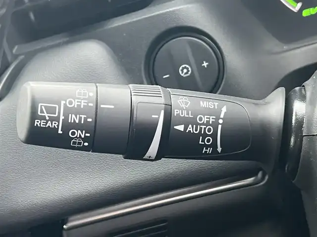 ホンダ ヴェゼル ハイブリッド e:HEV Z 秋田県 2021(令3)年 3.7万km プラチナホワイトパール ４WD/衝突軽減システム/LEDヘッドライト/社外１８インチアルミ（冬タイヤ装着）/スマートキー/アイドリングストップ/プッシュスタート/コーナーセンサー/クルーズコントロール追従走行あり/ダウンヒルアシストコントロール/オートマチックハイビーム/レーンキープアシスト/ブラインドスポットモニター/ステアリングスイッチ/ステアリングヒーター/パドルシフト/前席シートヒーター/ビルトインETC/ドライブレコーダー/電動リアゲート/電動パーキングブレーキ/オートブレーキホールド機能/社外フロアマット/社外ドアバイザー/オートライト/オートエアコン/パワーステアリング/パワーウィンドウ/横滑り防止/盗難防止装置/寒冷地仕様/電動格納ウィンカーミラー