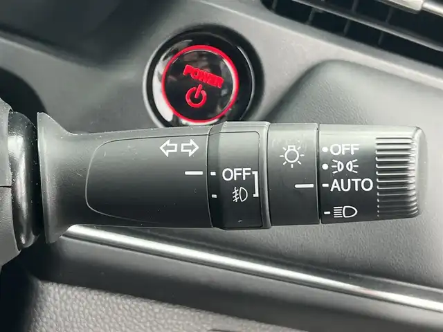 ホンダ ヴェゼル ハイブリッド e:HEV Z 秋田県 2021(令3)年 3.7万km プラチナホワイトパール ４WD/衝突軽減システム/LEDヘッドライト/社外１８インチアルミ（冬タイヤ装着）/スマートキー/アイドリングストップ/プッシュスタート/コーナーセンサー/クルーズコントロール追従走行あり/ダウンヒルアシストコントロール/オートマチックハイビーム/レーンキープアシスト/ブラインドスポットモニター/ステアリングスイッチ/ステアリングヒーター/パドルシフト/前席シートヒーター/ビルトインETC/ドライブレコーダー/電動リアゲート/電動パーキングブレーキ/オートブレーキホールド機能/社外フロアマット/社外ドアバイザー/オートライト/オートエアコン/パワーステアリング/パワーウィンドウ/横滑り防止/盗難防止装置/寒冷地仕様/電動格納ウィンカーミラー