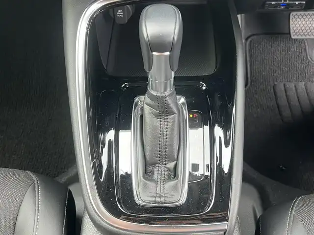 ホンダ ヴェゼル ハイブリッド e:HEV Z 秋田県 2021(令3)年 3.7万km プラチナホワイトパール ４WD/衝突軽減システム/LEDヘッドライト/社外１８インチアルミ（冬タイヤ装着）/スマートキー/アイドリングストップ/プッシュスタート/コーナーセンサー/クルーズコントロール追従走行あり/ダウンヒルアシストコントロール/オートマチックハイビーム/レーンキープアシスト/ブラインドスポットモニター/ステアリングスイッチ/ステアリングヒーター/パドルシフト/前席シートヒーター/ビルトインETC/ドライブレコーダー/電動リアゲート/電動パーキングブレーキ/オートブレーキホールド機能/社外フロアマット/社外ドアバイザー/オートライト/オートエアコン/パワーステアリング/パワーウィンドウ/横滑り防止/盗難防止装置/寒冷地仕様/電動格納ウィンカーミラー