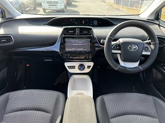 トヨタ プリウス A 福岡県 2017(平29)年 6.4万km ダークブルーマイカM ・純正９インチナビ　/（ＡＭ　ＦＭ　ＢＴ　ＣＤ　ＤＶＤ）　/・フルセグＴＶ　/・サンルーフ　/・ETC/・フロントカメラ　/・ドラレコ　/・前後コーナーセンサー　/・レーンキープアシスト　/・クルコン　/・先行車発進告知機能　/・パーキングアシスト/・横滑り防止/・衝突軽減システム/・オートライト/・オートハイビーム/・電格ミラー