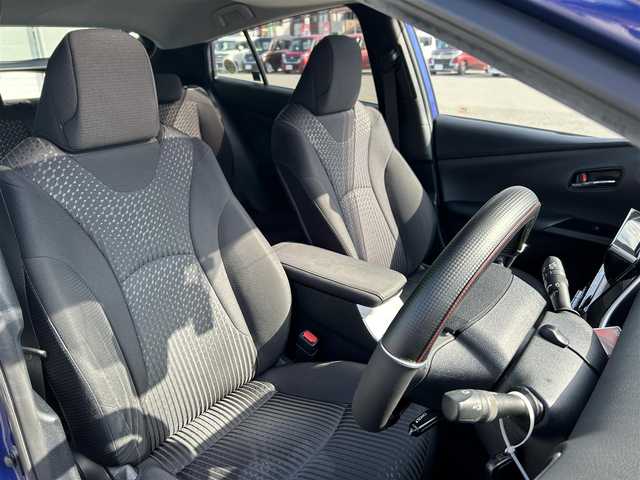 トヨタ プリウス A 福岡県 2017(平29)年 6.4万km ダークブルーマイカM ・純正９インチナビ　/（ＡＭ　ＦＭ　ＢＴ　ＣＤ　ＤＶＤ）　/・フルセグＴＶ　/・サンルーフ　/・ETC/・フロントカメラ　/・ドラレコ　/・前後コーナーセンサー　/・レーンキープアシスト　/・クルコン　/・先行車発進告知機能　/・パーキングアシスト/・横滑り防止/・衝突軽減システム/・オートライト/・オートハイビーム/・電格ミラー