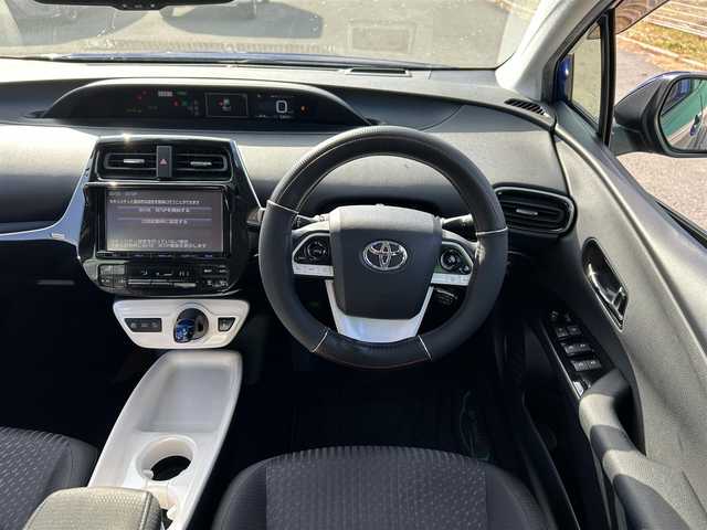 トヨタ プリウス A 福岡県 2017(平29)年 6.4万km ダークブルーマイカM ・純正９インチナビ　/（ＡＭ　ＦＭ　ＢＴ　ＣＤ　ＤＶＤ）　/・フルセグＴＶ　/・サンルーフ　/・ETC/・フロントカメラ　/・ドラレコ　/・前後コーナーセンサー　/・レーンキープアシスト　/・クルコン　/・先行車発進告知機能　/・パーキングアシスト/・横滑り防止/・衝突軽減システム/・オートライト/・オートハイビーム/・電格ミラー