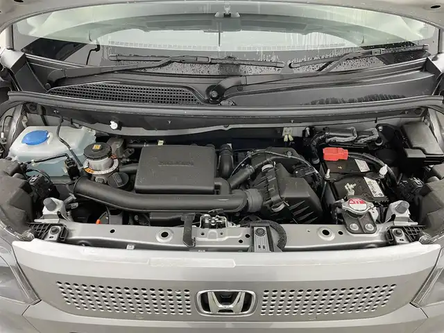 ホンダ Ｎ ＢＯＸ 大分県 2024(令6)年 0.3万km ルナシルバーM ワンオーナー/8インチディスプレイオーディオ/  (VX-240ZFE)/バックカメラ/ステアリングスイッチ/ホンダセンシング/パーキングセンサーシステム/コムテック前後ドライブレコーダー(ZDR035)/左パワースライドドア/右イージークローザー/LEDヘッドライト/オートライト/サンシェードルーフコンソール/シートヒーター(運転席/助手席)/後席ロールサンシェード/チップアップ機能付スライドリヤシート/コルクカラーインパネトレイ/スマートキー×2本/取説&保証書有り