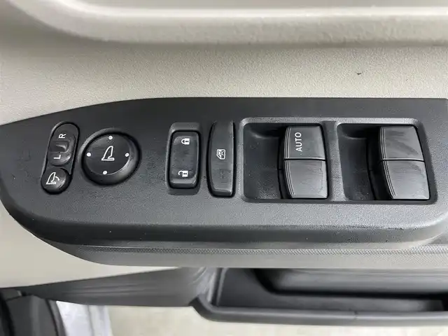 ホンダ Ｎ ＢＯＸ 大分県 2024(令6)年 0.3万km ルナシルバーM ワンオーナー/8インチディスプレイオーディオ/  (VX-240ZFE)/バックカメラ/ステアリングスイッチ/ホンダセンシング/パーキングセンサーシステム/コムテック前後ドライブレコーダー(ZDR035)/左パワースライドドア/右イージークローザー/LEDヘッドライト/オートライト/サンシェードルーフコンソール/シートヒーター(運転席/助手席)/後席ロールサンシェード/チップアップ機能付スライドリヤシート/コルクカラーインパネトレイ/スマートキー×2本/取説&保証書有り