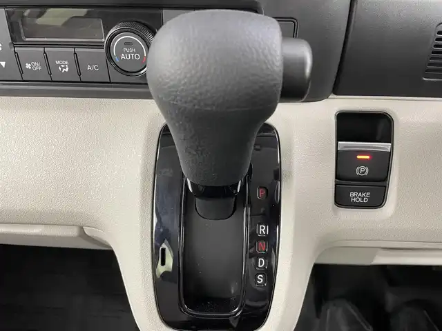 ホンダ Ｎ ＢＯＸ 大分県 2024(令6)年 0.3万km ルナシルバーM ワンオーナー/8インチディスプレイオーディオ/  (VX-240ZFE)/バックカメラ/ステアリングスイッチ/ホンダセンシング/パーキングセンサーシステム/コムテック前後ドライブレコーダー(ZDR035)/左パワースライドドア/右イージークローザー/LEDヘッドライト/オートライト/サンシェードルーフコンソール/シートヒーター(運転席/助手席)/後席ロールサンシェード/チップアップ機能付スライドリヤシート/コルクカラーインパネトレイ/スマートキー×2本/取説&保証書有り