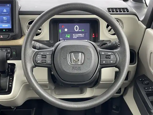 ホンダ Ｎ ＢＯＸ 大分県 2024(令6)年 0.3万km ルナシルバーM ワンオーナー/8インチディスプレイオーディオ/  (VX-240ZFE)/バックカメラ/ステアリングスイッチ/ホンダセンシング/パーキングセンサーシステム/コムテック前後ドライブレコーダー(ZDR035)/左パワースライドドア/右イージークローザー/LEDヘッドライト/オートライト/サンシェードルーフコンソール/シートヒーター(運転席/助手席)/後席ロールサンシェード/チップアップ機能付スライドリヤシート/コルクカラーインパネトレイ/スマートキー×2本/取説&保証書有り