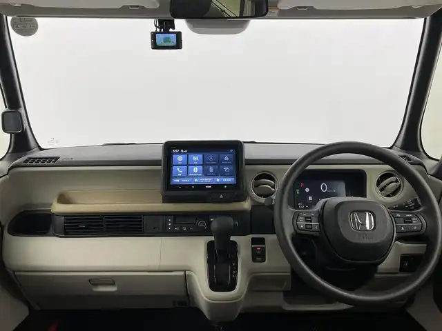 ホンダ Ｎ ＢＯＸ 大分県 2024(令6)年 0.3万km ルナシルバーM ワンオーナー/8インチディスプレイオーディオ/  (VX-240ZFE)/バックカメラ/ステアリングスイッチ/ホンダセンシング/パーキングセンサーシステム/コムテック前後ドライブレコーダー(ZDR035)/左パワースライドドア/右イージークローザー/LEDヘッドライト/オートライト/サンシェードルーフコンソール/シートヒーター(運転席/助手席)/後席ロールサンシェード/チップアップ機能付スライドリヤシート/コルクカラーインパネトレイ/スマートキー×2本/取説&保証書有り
